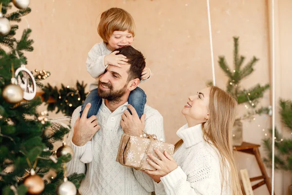 Papá Una Mamá Con Hijo Decorando Árbol Navidad Con Juguetes — Foto de Stock