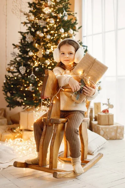 Portret Dziewczynki Świętującej Boże Narodzenie Trzymającej Pudełko Prezentami Dziewczyna Siedząca — Zdjęcie stockowe