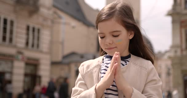 Lille Ukrainsk Pige Beder Ukraines Frihed Børn Krig – Stock-video
