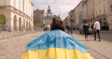 Ukrayna 'da gösteri yapan bir çocuk. Rus saldırganlık kavramı.