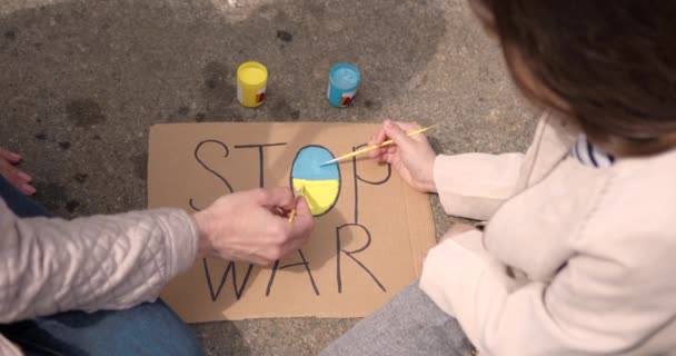 Ein Kleines Mädchen Malt Stop War Auf Einen Karton Konzept — Stockvideo