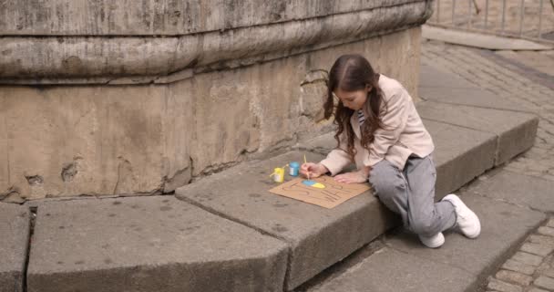 Маленька Дівчинка Малює Зупиняє Війну Картоні Концепція Війни Україна — стокове відео