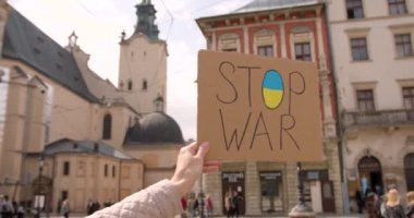 Ukrayna 'daki savaşı protesto etmek. Kadın şehir meydanında savaş işaretini durdurdu..