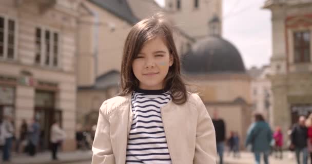 Egy Kisgyerek Felirattal Hogy Nincs Háború Béke Háború Nélkül Segítség — Stock videók