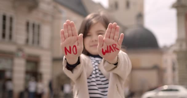 Маленька Дитина Показує Руки Написом Говорить Про Війну Мир Немає — стокове відео