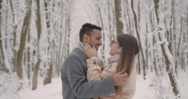 年轻貌美 恋爱中的情侣在冬天的森林里互相拥抱 在一起玩乐 印度男人和欧洲女孩 — 图库视频影像