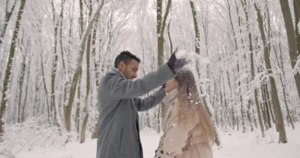 Wesołych Ferii Romantyczna Młoda Para Snowy Zimowy Dzień Koncepcja Świąt — Wideo stockowe