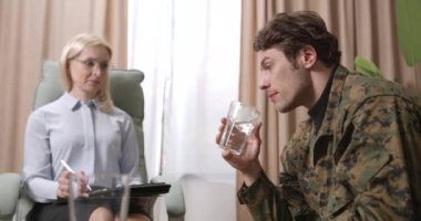 Sorunu olan bir asker. Savaştan sonra depresyona giren adam terapistte su içer..