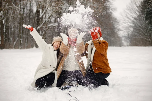 Радісні Підлітки Прекрасна Мати Проводять Час Разом Зимовому Парку Сімейна — стокове фото