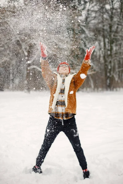 Хлопчик Проводить Час Зимовому Парку Підліток Кидає Сніг Хлопчик Теплій — стокове фото