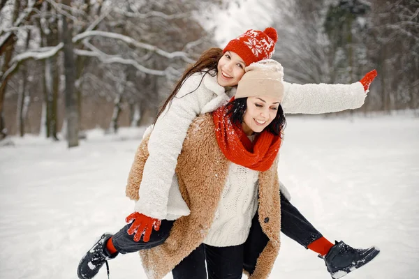 Menina Alegre Sua Bela Mãe Passar Tempo Juntos Parque Inverno — Fotografia de Stock