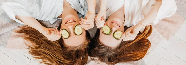 Two Girls Make Homemade Face Hair Beauty Masks Cucumbers Freshness — Stock Photo, Image