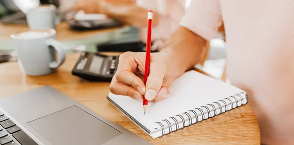 Man Schrijft Zakelijke Informatie Notebook Kantoor Met Rekenmachine Laptop — Stockfoto