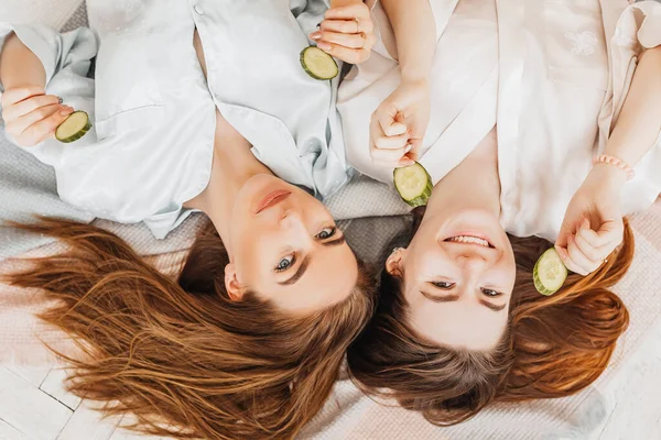 Two Girls Make Homemade Face Hair Beauty Masks Cucumbers Freshness — Stock Photo, Image