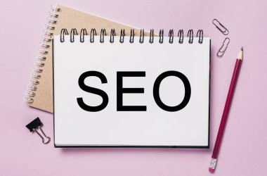 Ofis arkaplanlı beyaz etiketli metin seosu. Flat iş, finans ve kalkınma kavramına dayanır