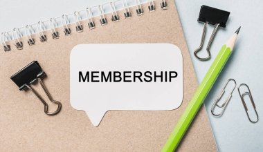 Ofis arkaplanı olan beyaz etiketli bir metin üyeliği. Flat iş, finans ve kalkınma kavramına dayanır