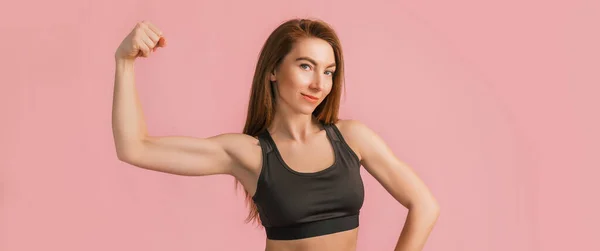 Fitness Mädchen Lächelt Schwarzer Sportbekleidung Auf Rosa Hintergrund Schlanke Frau — Stockfoto