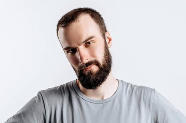 Beyaz arka planda el ele tutuşan ve reklam için yeri olan kameraya bakarken gülümseyen genç adamın portresi.