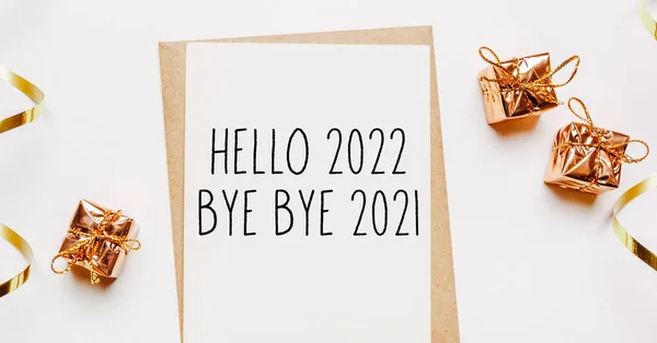 Hello 2022 Bye Bye 2021 Nota Con Sobre Regalos Cinta —  Fotos de Stock
