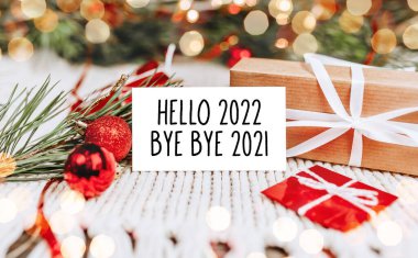 Mutlu noeller ve mutlu yeni yıl konsepti hediye kutuları ve mesajlı tebrik kartı 2022, güle güle 2021.