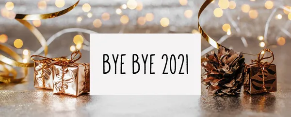 Bye Bye 2021 Nota Con Sobre Regalos Cinta Oro Sobre —  Fotos de Stock