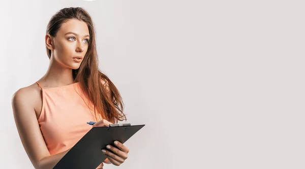Studentin Schreibt Informationen Schöne Junge Geschäftsfrau Isoliert Auf Grauem Hintergrund — Stockfoto