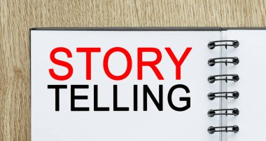 Yazılı not defteri, tahta masadaki en iyi pazarlamadır. İş ve finans kavramı