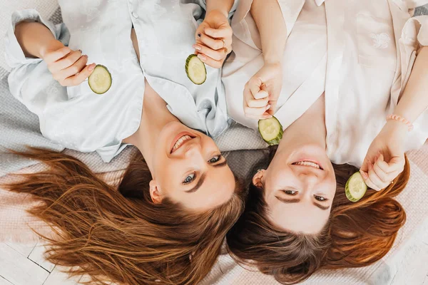 Two Girls Make Homemade Face Hair Beauty Masks Cucumbers Freshness — Stock Photo, Image