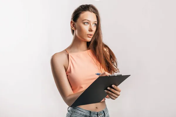 Studentin Schreibt Informationen Schöne Junge Geschäftsfrau Isoliert Auf Grauem Hintergrund — Stockfoto