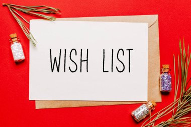 Noel hediyesi, köknar dalı ve kırmızı izole edilmiş arka planda oyuncak içeren dilek listesi. Yeni yıl konsepti