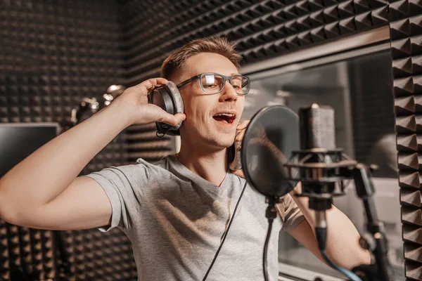 Vokalist stüdyoda bir mikrofonda şarkı söylüyor. Kulaklıklı adam bir podcast, bir sesli kitap yazıyor. Sanatçı, albüm kaydı, plak şirketi. Spiker radyo istasyonunda bir konuşma kaydediyor.