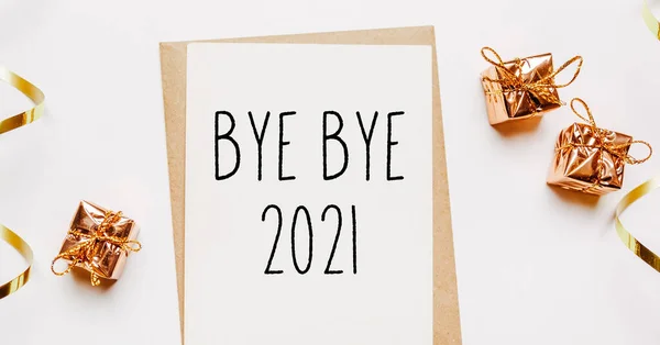 Bye Bye 2021 Nota Con Sobre Regalos Cinta Oro Sobre —  Fotos de Stock