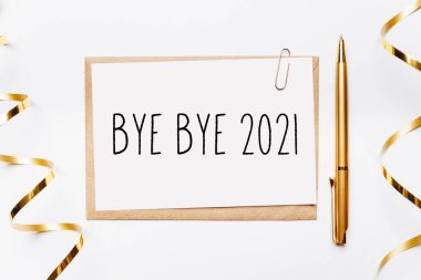 Güle güle 2021. Zarf, hediyeler ve beyaz arka planda altın kurdele.