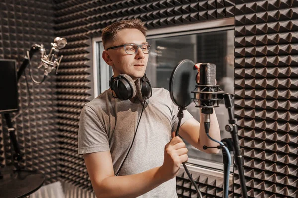 Cantante Canta Studio Con Microfono Uomo Cuffia Scrive Podcast Audiolibro — Foto Stock