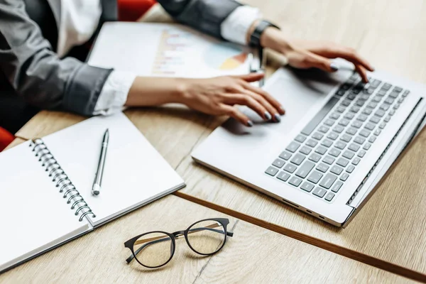 Bril Kantoor Bij Het Notitieblok Bedrijfsconcept Zakenvrouw Werkt Een Laptop — Stockfoto