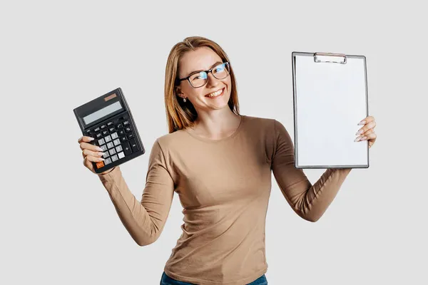 Mooie Jonge Zakenvrouw Draagt Bril Houdt Rekenmachine Klembord Met Mock — Stockfoto