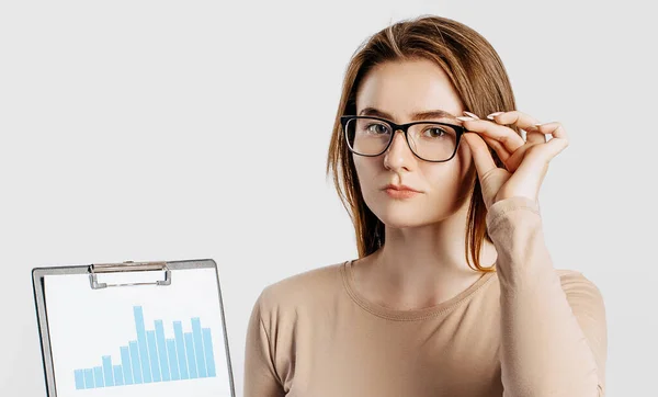 Schöne Junge Geschäftsfrau Mit Brille Auf Grauem Hintergrund Das Erreichen — Stockfoto