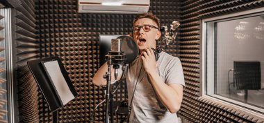 Vokalist stüdyoda bir mikrofonda şarkı söylüyor. Kulaklıklı adam bir podcast, bir sesli kitap yazıyor. Sanatçı, albüm kaydı, plak şirketi. Spiker radyo istasyonunda bir konuşma kaydediyor.