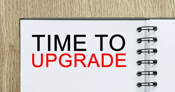 Tahta masadakileri güncellemek için metin zamanı olan not defteri. İş ve finans kavramı