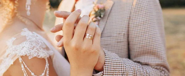 Braut Und Bräutigam Hochzeitstag Umarmen Und Zeigen Liebe Bei Sonnenuntergang — Stockfoto