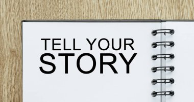 Yazılı not: Hikayeni ahşap masada anlat. İş ve finans kavramı