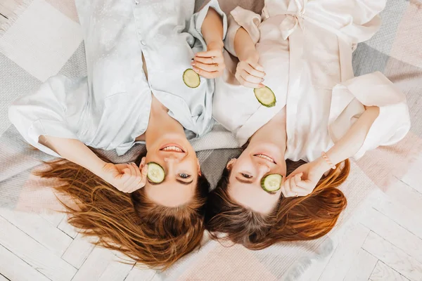 Duas Meninas Fazem Máscaras Caseiras Rosto Beleza Cabelo Pepinos Para — Fotografia de Stock