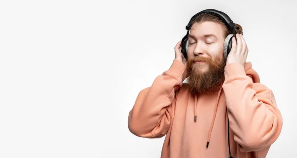 Skandynawski Przystojny Zadowolony Mężczyzna Zamknął Oczy Słucha Muzyki Profesjonalnych Słuchawkach — Zdjęcie stockowe