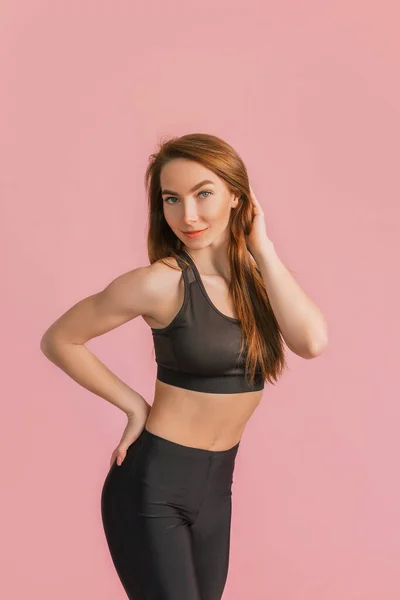 Fitness Lány Mosolyog Fekete Sportruházat Rózsaszín Háttér Karcsú Egy Gyönyörű — Stock Fotó