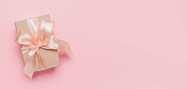 Pembe arka planda hediyeler, aşk ve sevgililer günü konsepti