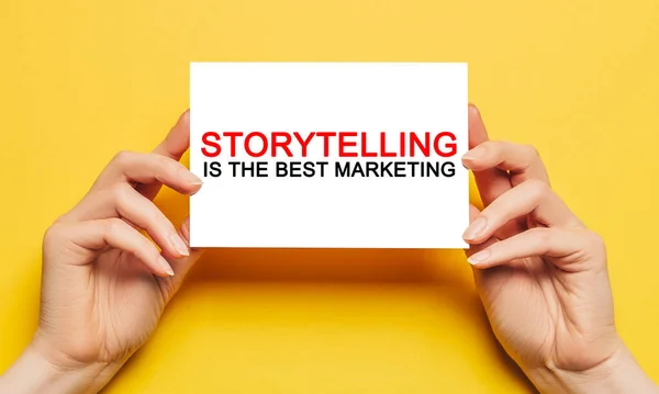 Női Kéz Fogja Kártya Papír Szöveges Storytelling Legjobb Marketing Egy — Stock Fotó