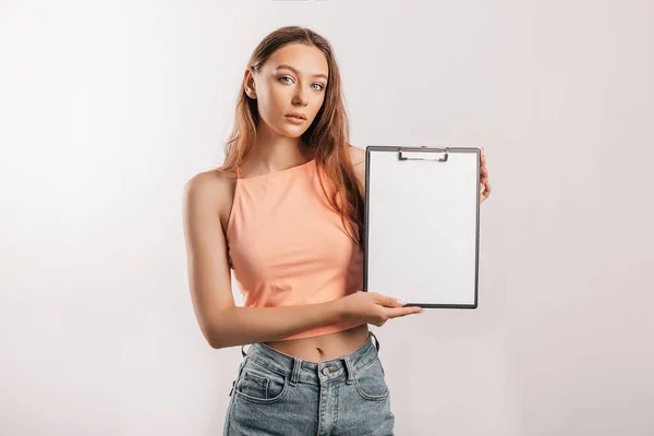 Studentin Zeigt Auf Das Blatt Schöne Junge Geschäftsfrau Hält Ein — Stockfoto