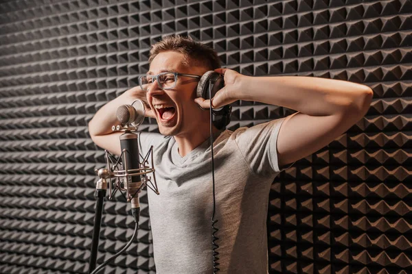 Vocalista Canta Estúdio Microfone Homem Com Auscultadores Escreve Podcast Audiolivro — Fotografia de Stock