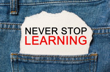 Kot eğitimi ve eğitim konsepti hakkında yırtık kağıt üzerinde öğrenmeyi asla bırakma.