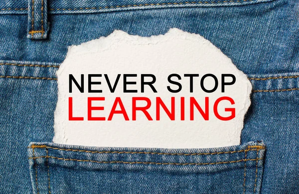 Kot eğitimi ve eğitim konsepti hakkında yırtık kağıt üzerinde öğrenmeyi asla bırakma.